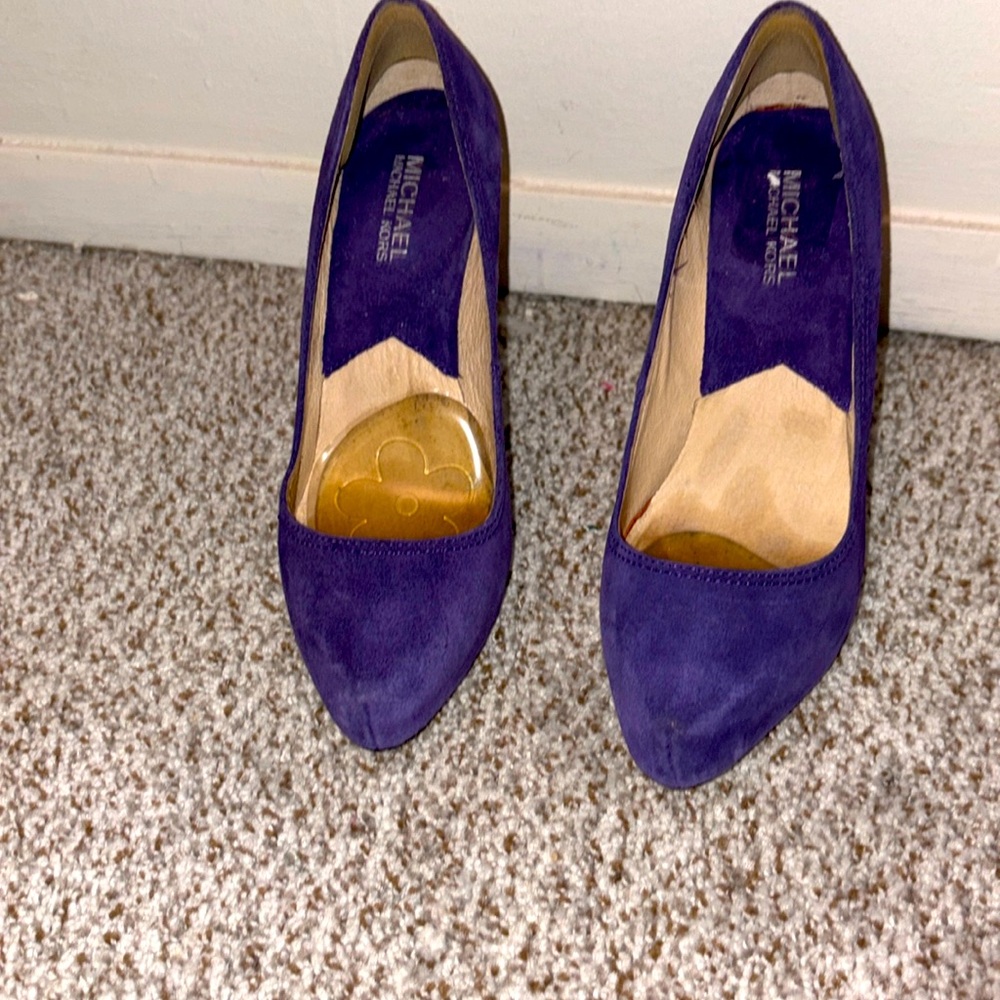 Purple suede Michael Kors pumps worn once for an event very pretty shoe.👠